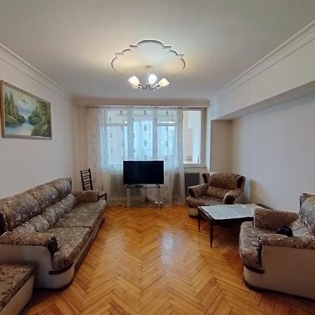 예레반 Large Apt Near Republic Square 아파트 외부 사진